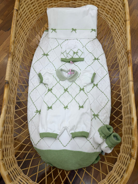 Coordinato nascita Colori Chiari in filo bianco con dettagli verdi con fiocchetti ricamati