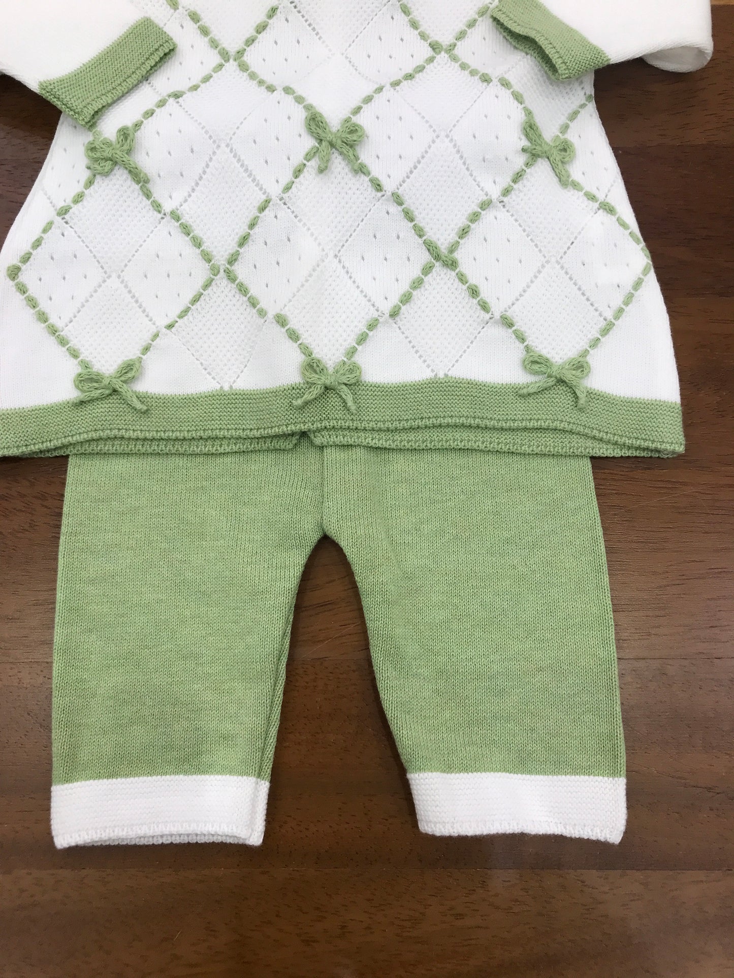 Tutina Colori Chiari in filo di cotone due pezzi in verde e bianco con motivo a rombi e fiocchetti ricamati
