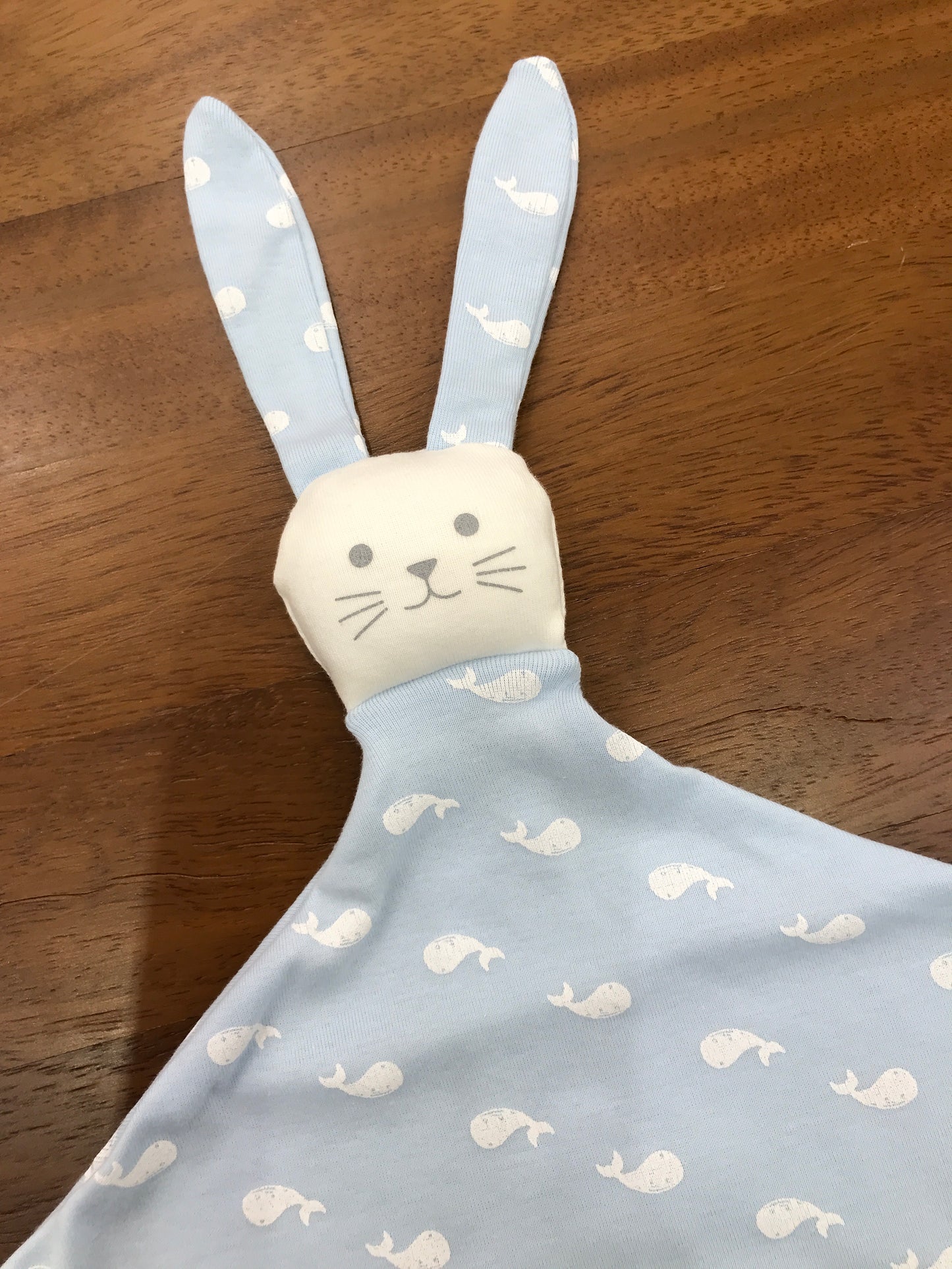 Dou Dou Petit Bateau in cotone celeste con balene con faccia da coniglietto