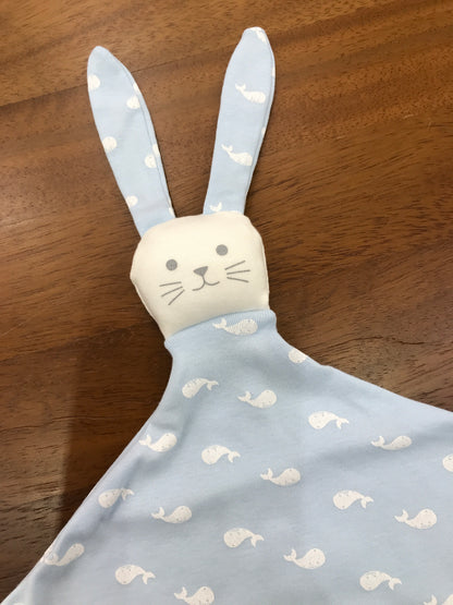 Dou Dou Petit Bateau in cotone celeste con balene con faccia da coniglietto