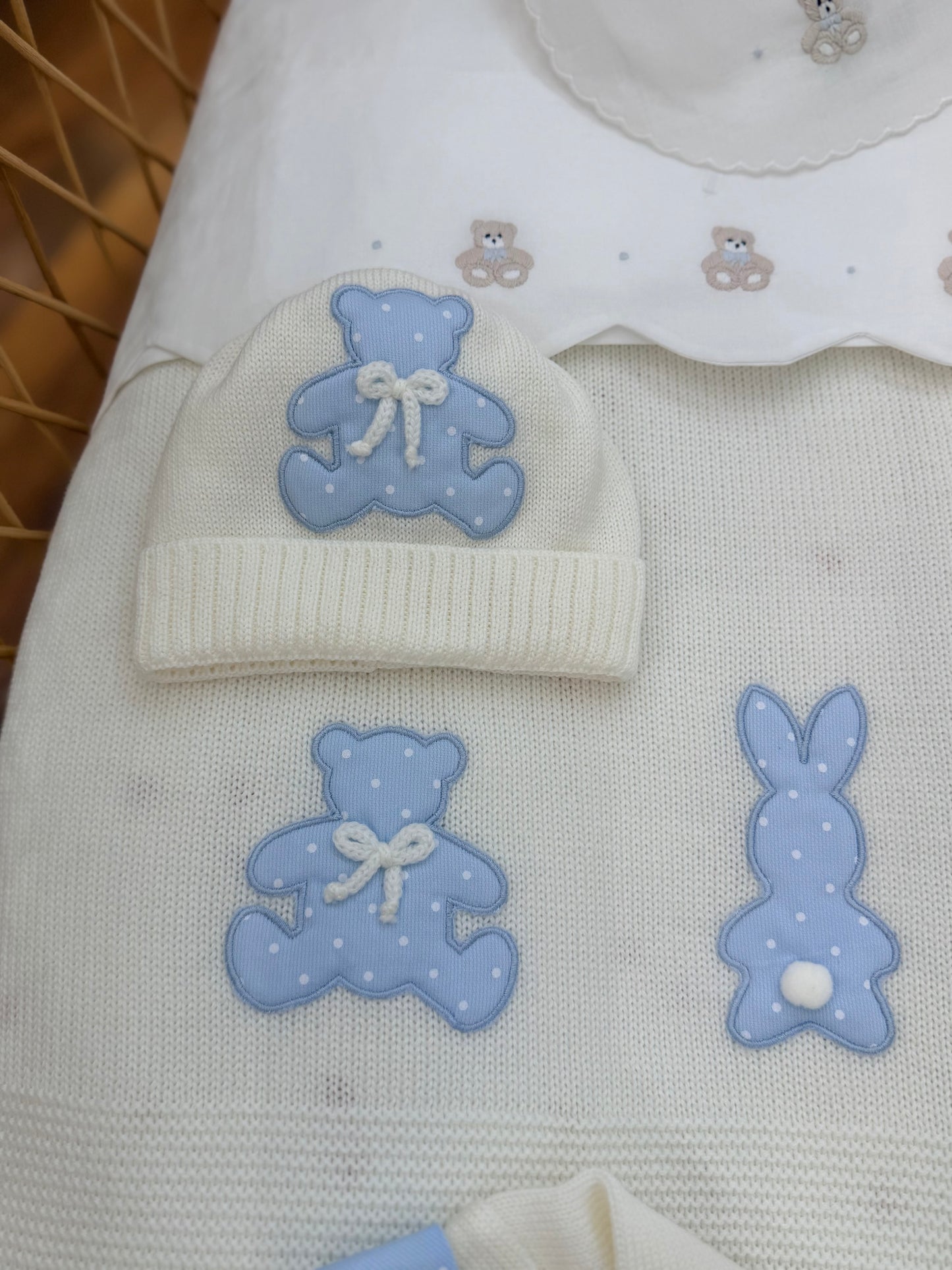 Coordinato nascita Baby Lord in pura lana con due pezzi con applicazione di orsetto e cappello con babbuccia coordinata