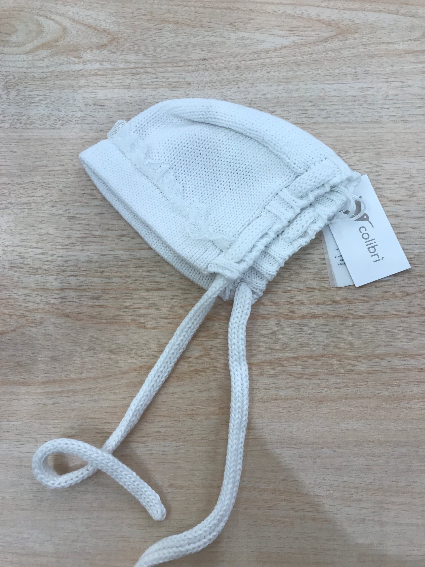 Cuffia Colibrì in filo bianca con applicazione di valancienne
