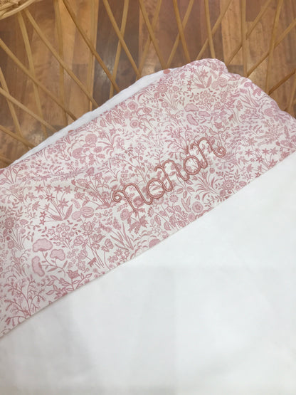 Coperta Nanan in caldo cotone bianco con bordo con rusche a fiori