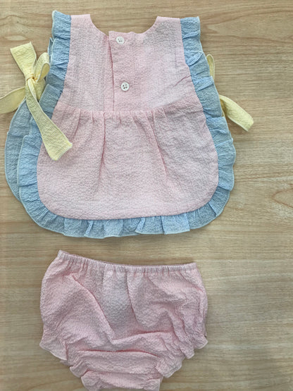 Completo Paz Rodriguez in cotone due pezzi casacca rosa con rusche celeste con fiocchi laterali gialli culotte abbinata in rosa