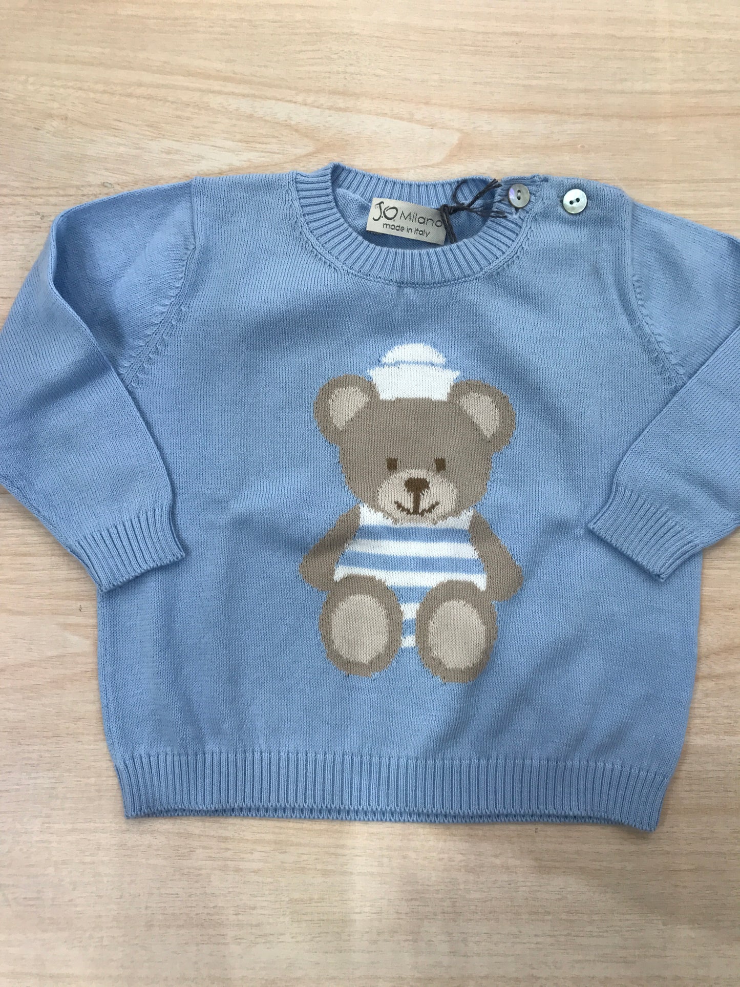 Maglione Jo Milano in filo celeste con orsetto marinaretto sul davanti