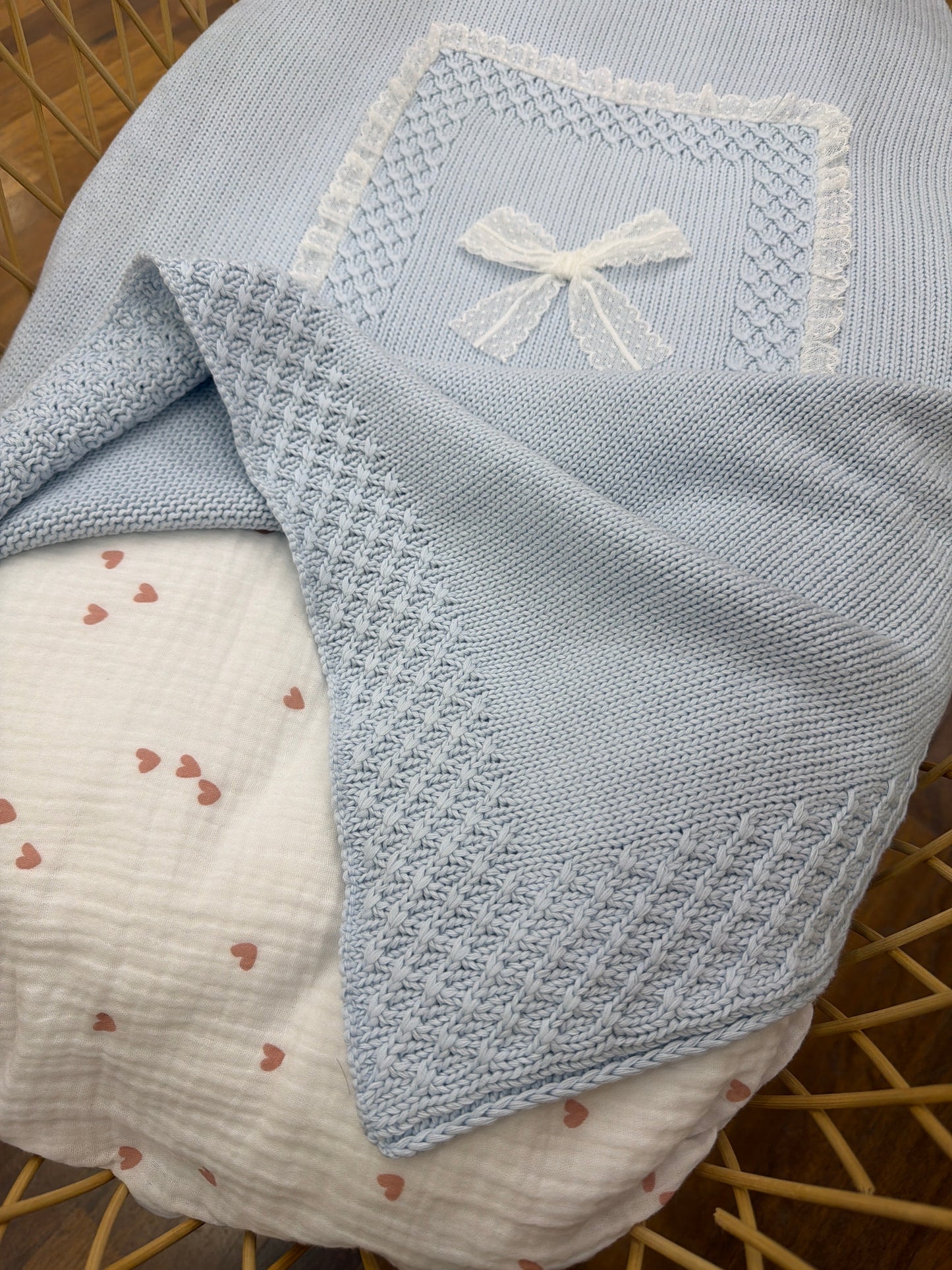 Coperta Colibrì in filo con lavorazione ai bordi e riquadro centrale con valancienne e fiocco centrale