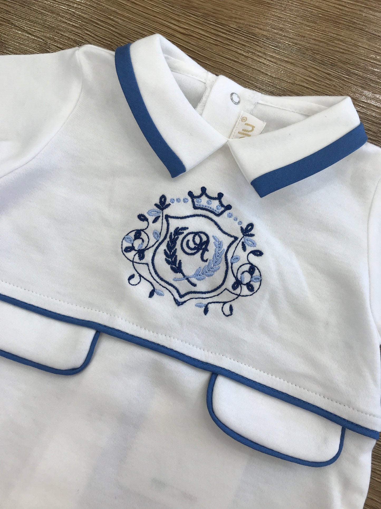 Tutina Cielo Blu in cotone intera bianca rifinita con dettagli bluette con disegno centrale
