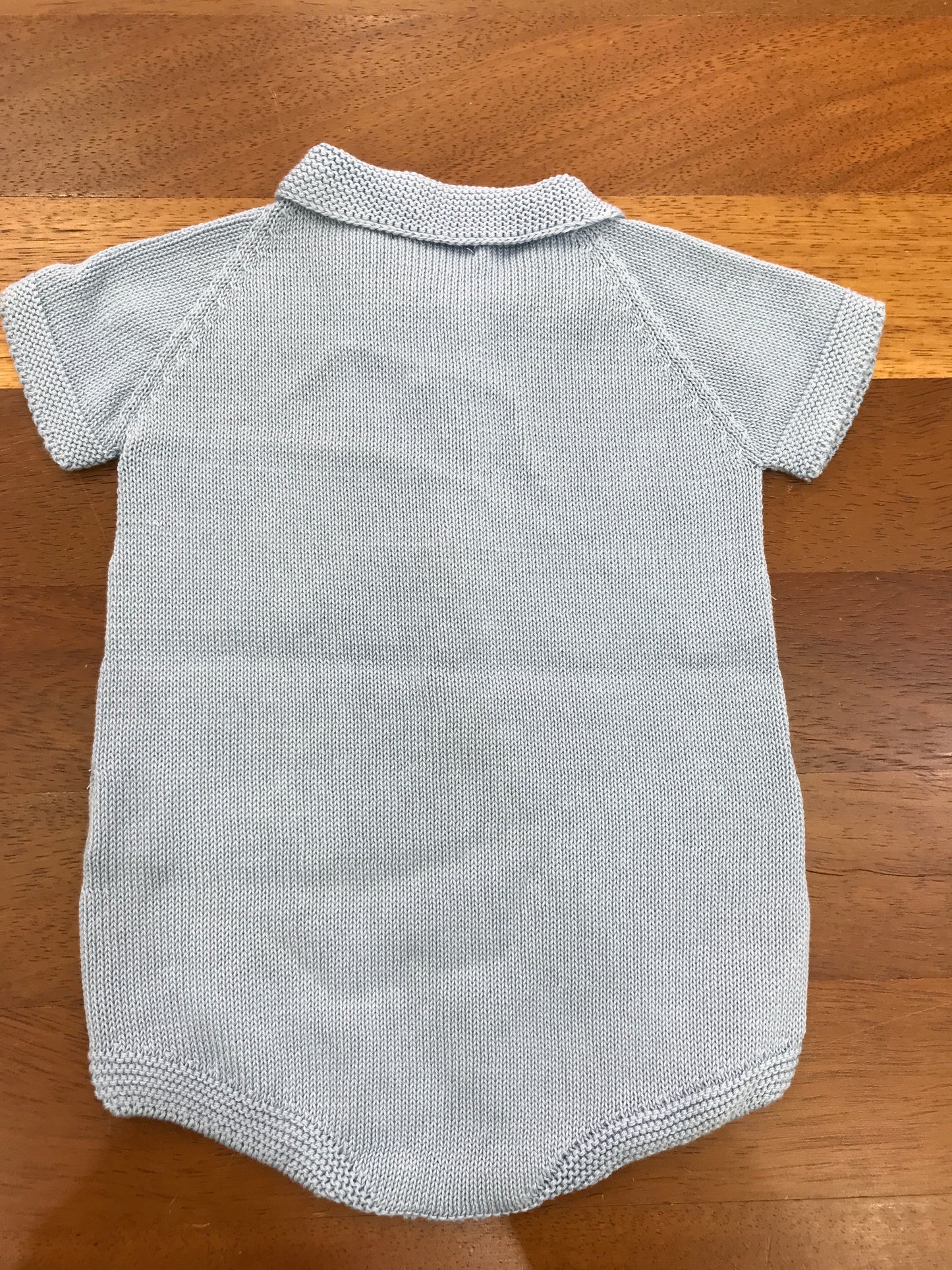 Pagliaccetto PCS in filo celeste mezza manica con collo a punta con bottoncini