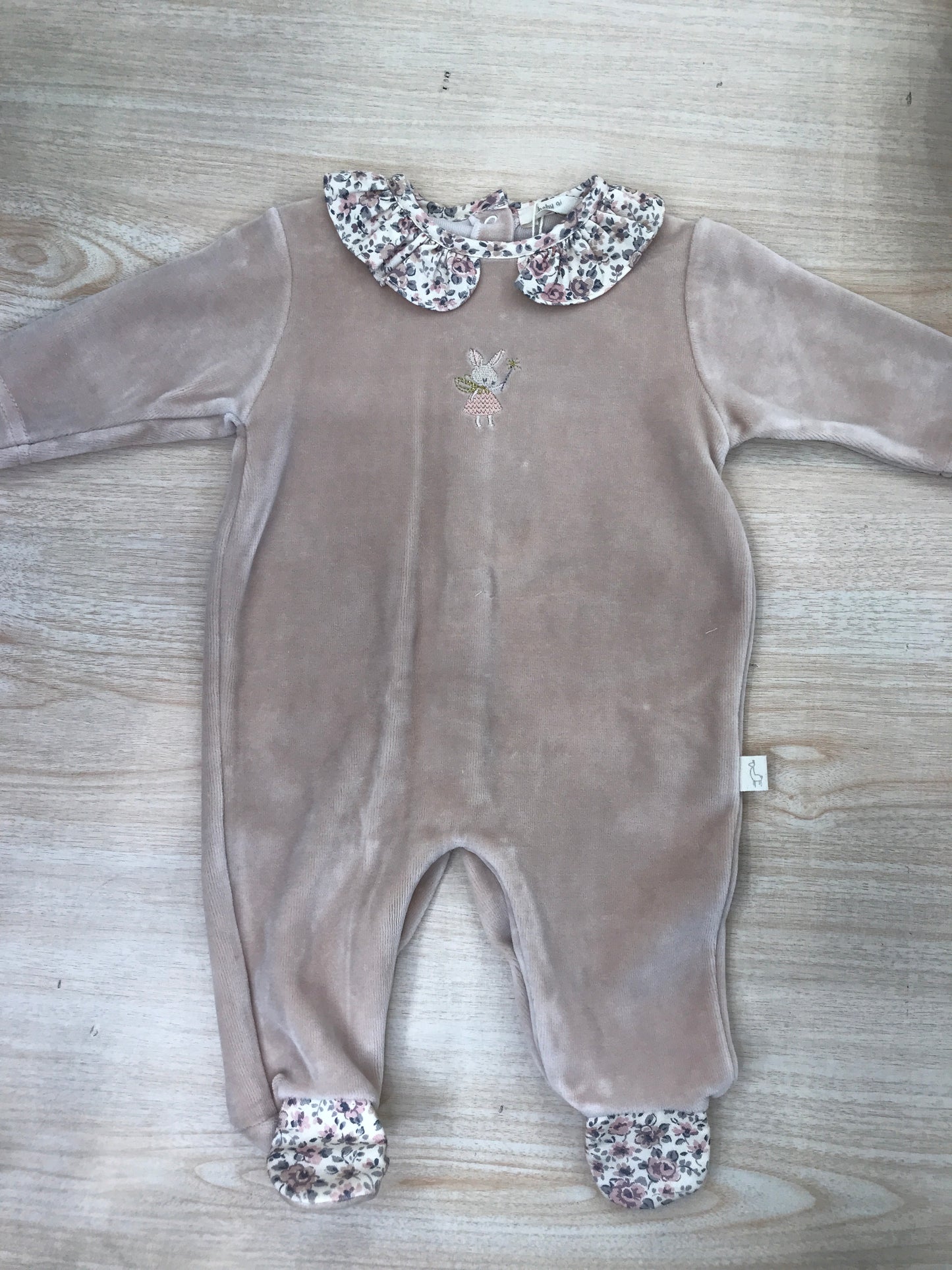 Tutina Baby Gi in ciniglia intera rosa antico con piedini e colletto floreale con coniglietta ricamata al centro