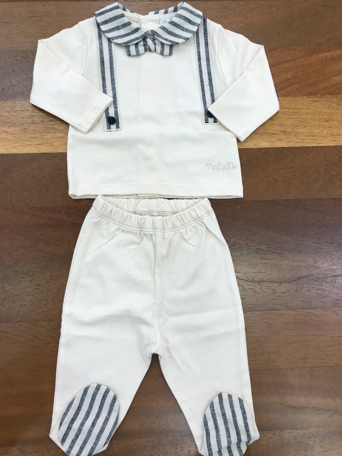 Tutina Nanan due pezzi in cotone beige con piedini a righe e colletto con papillon e finte bretelle