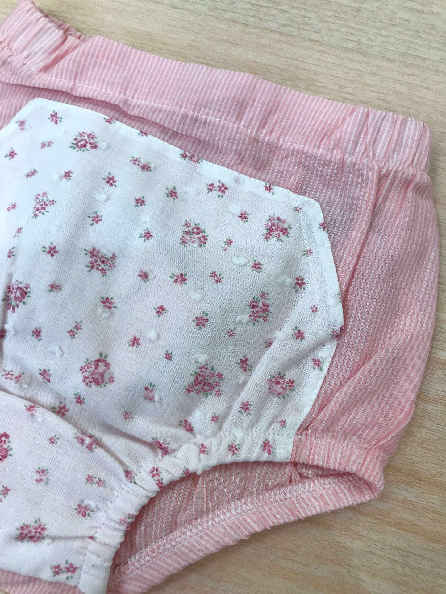 Culotte Laranjinha in cotone rosa a righe bianche con decorazione in bianco con fiori rosa