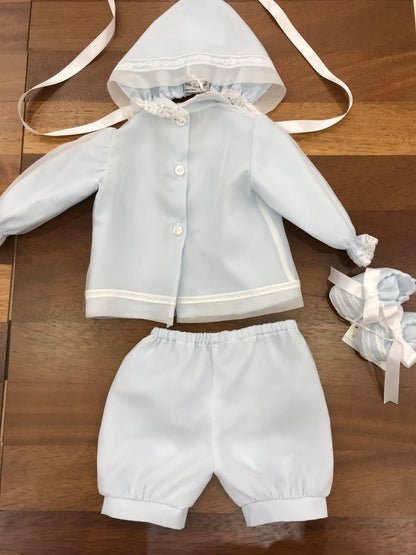 Completo Piccola Giuggiola in organza celeste manica lunga lavorazione in pizzo con e roselline ricamate tutto coordinato ad una cuffia e babbucce