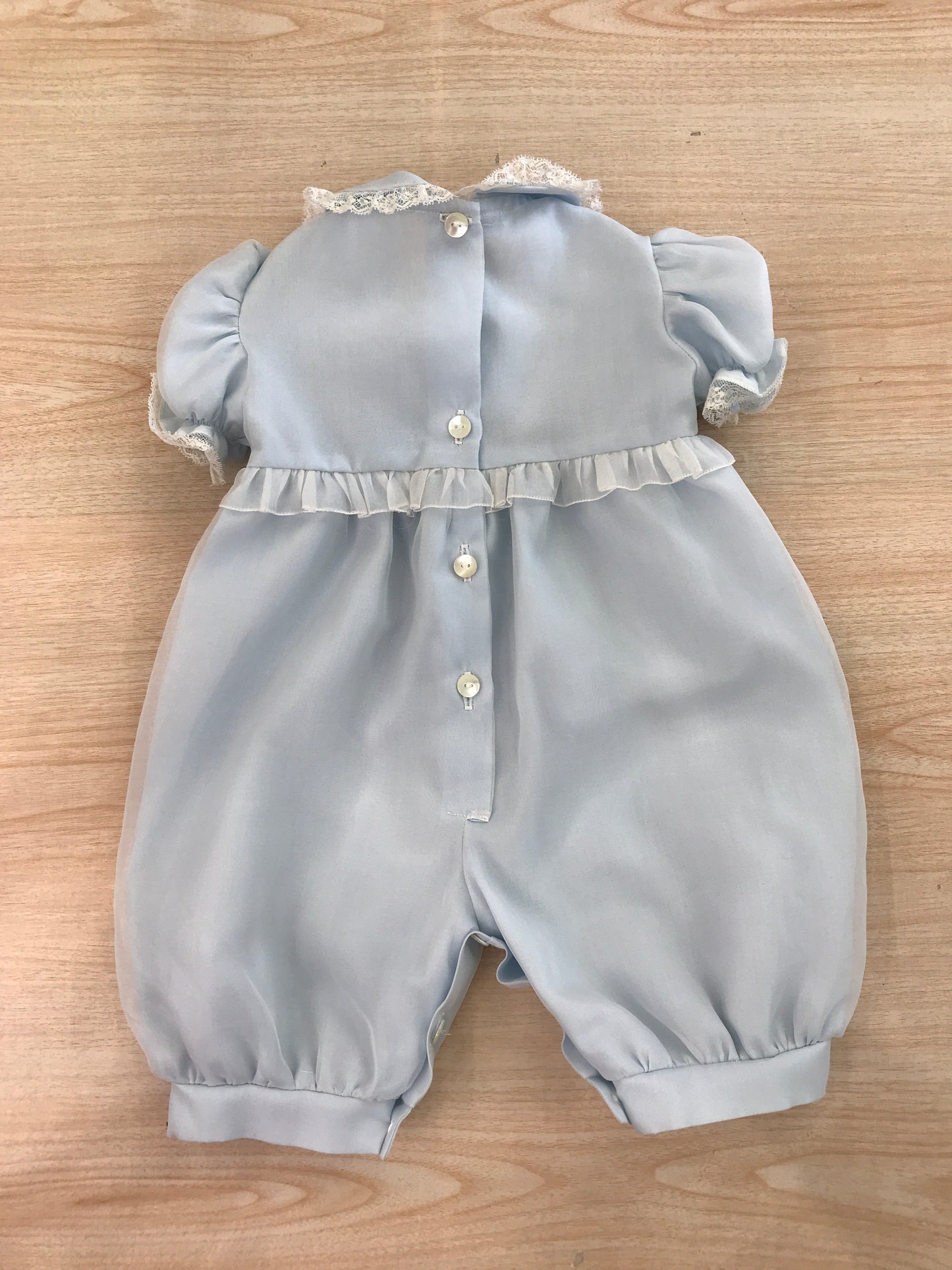 Pagliaccetto Piccola Giuggiola in organza in seta manica a sbuffo con corpetto lavorato da punto smock e nodi d'amore con applicazioni di valacienne