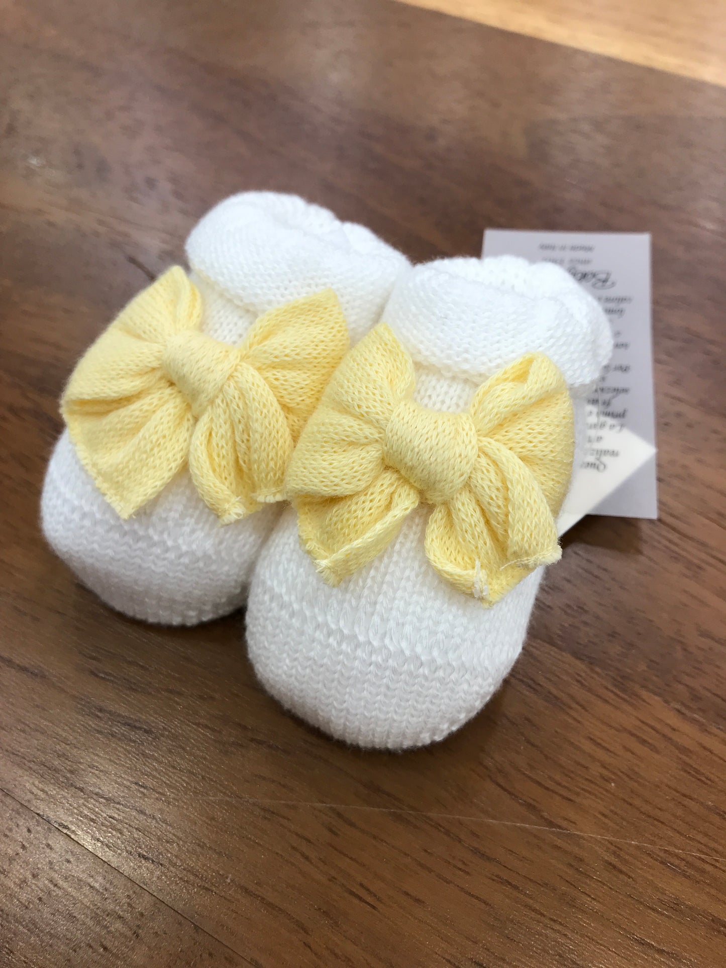 Babbucce Baby Lord in filo con risvolto con fiocco giallo applicato sul davanti