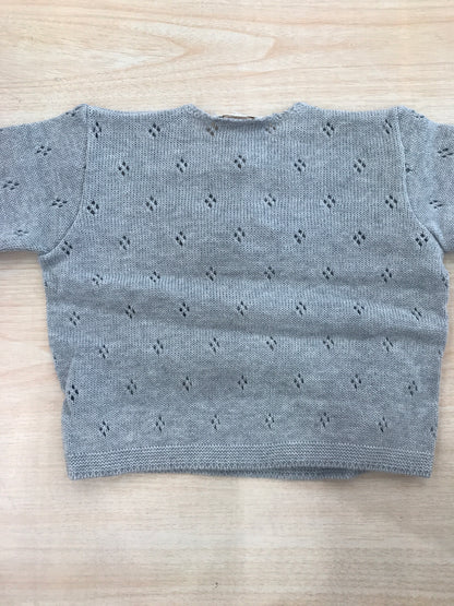 Cardigan Baby Lord in filo grigio ad incrocio traforato con due fiori sul davanti