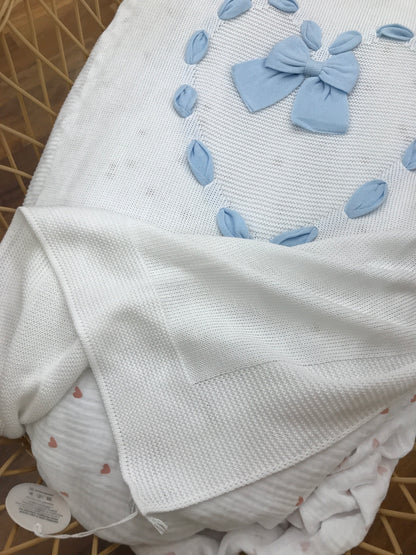Coperta Baby Lord in filo bianca con cuore passanastro celeste con fiocco applicato al centro