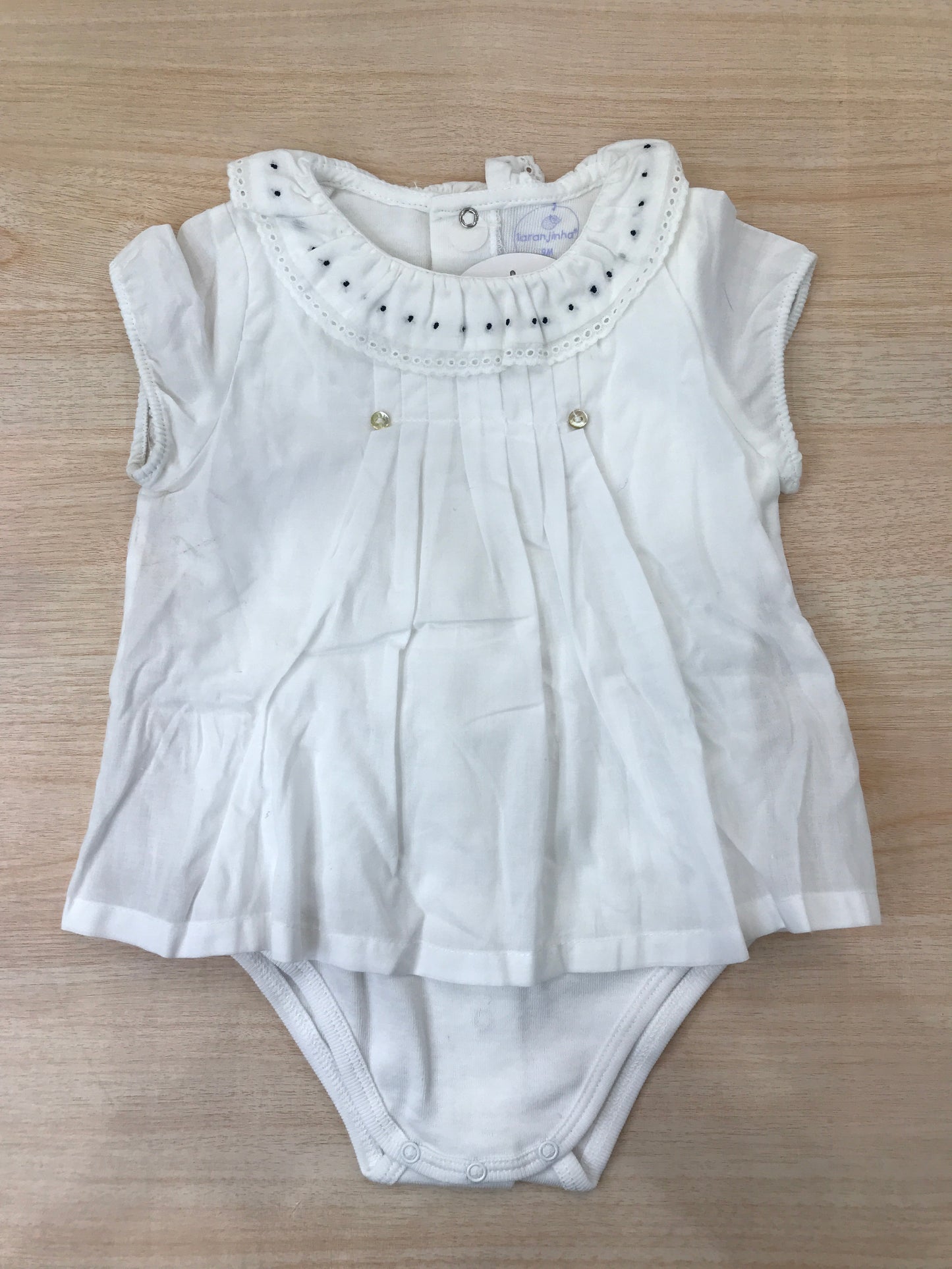 Body Laranjinha in cotone mezza manica con effetto camicia con collo con rusche rifinita in san gallo con pois blu ricamati