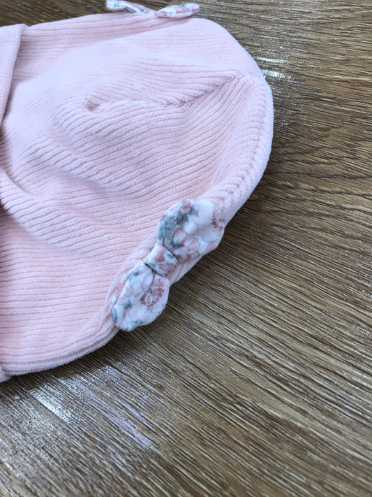 Cappello Nanan in ciniglia a costine rosa antico con risvolto e fiocchetti con fiori laterali