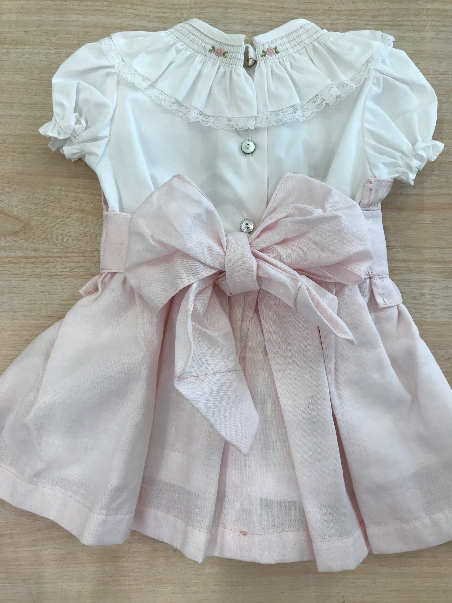 Abito Fofettes in cotone mezza manica a sbuffo con collo con rusche e rose ricamate con fascia in vita