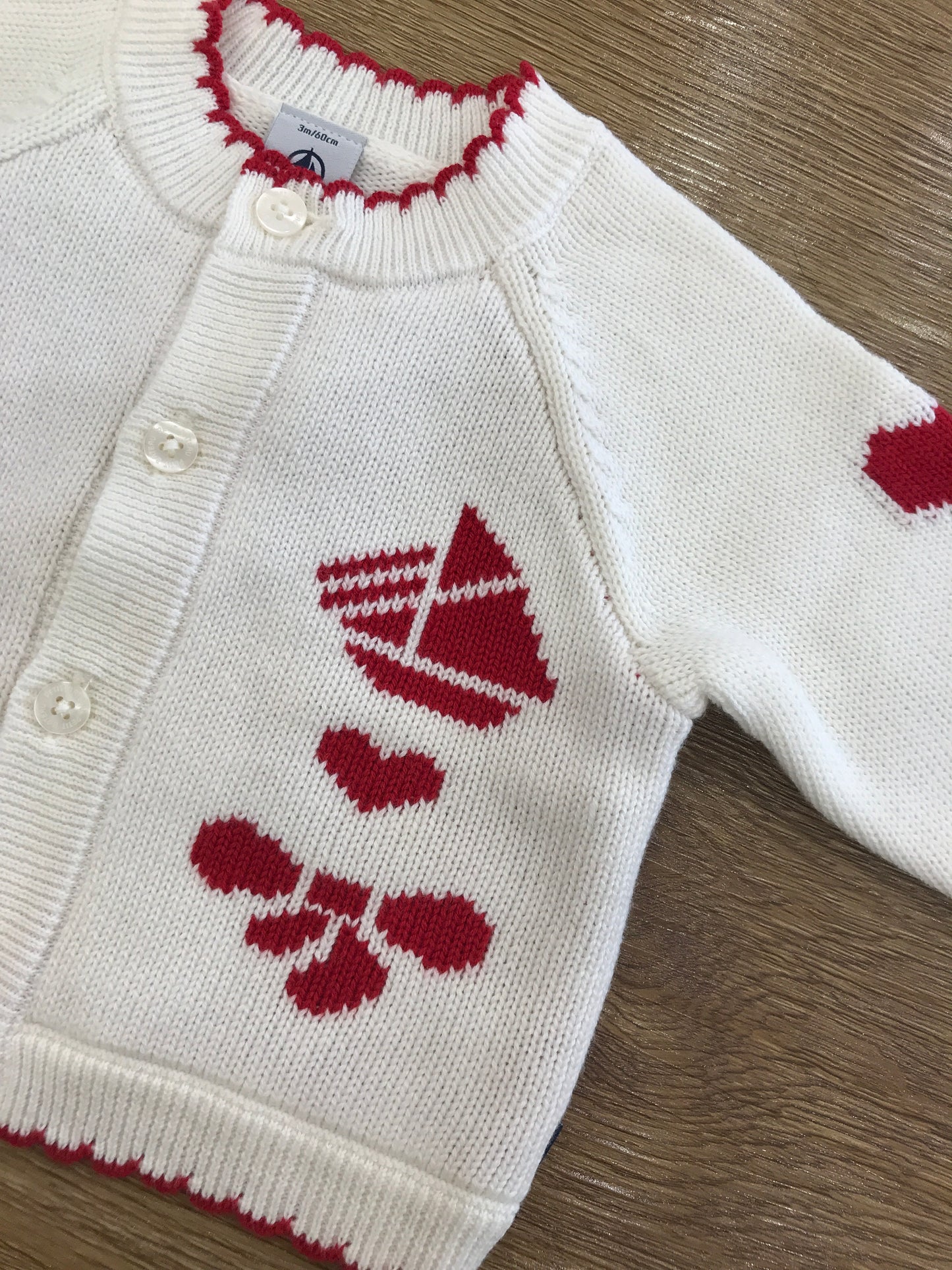 Cardigan Petit Bateau manica lunga smerlato in rosso con piccoli cuoricini fiocchetti e barchette ricamate