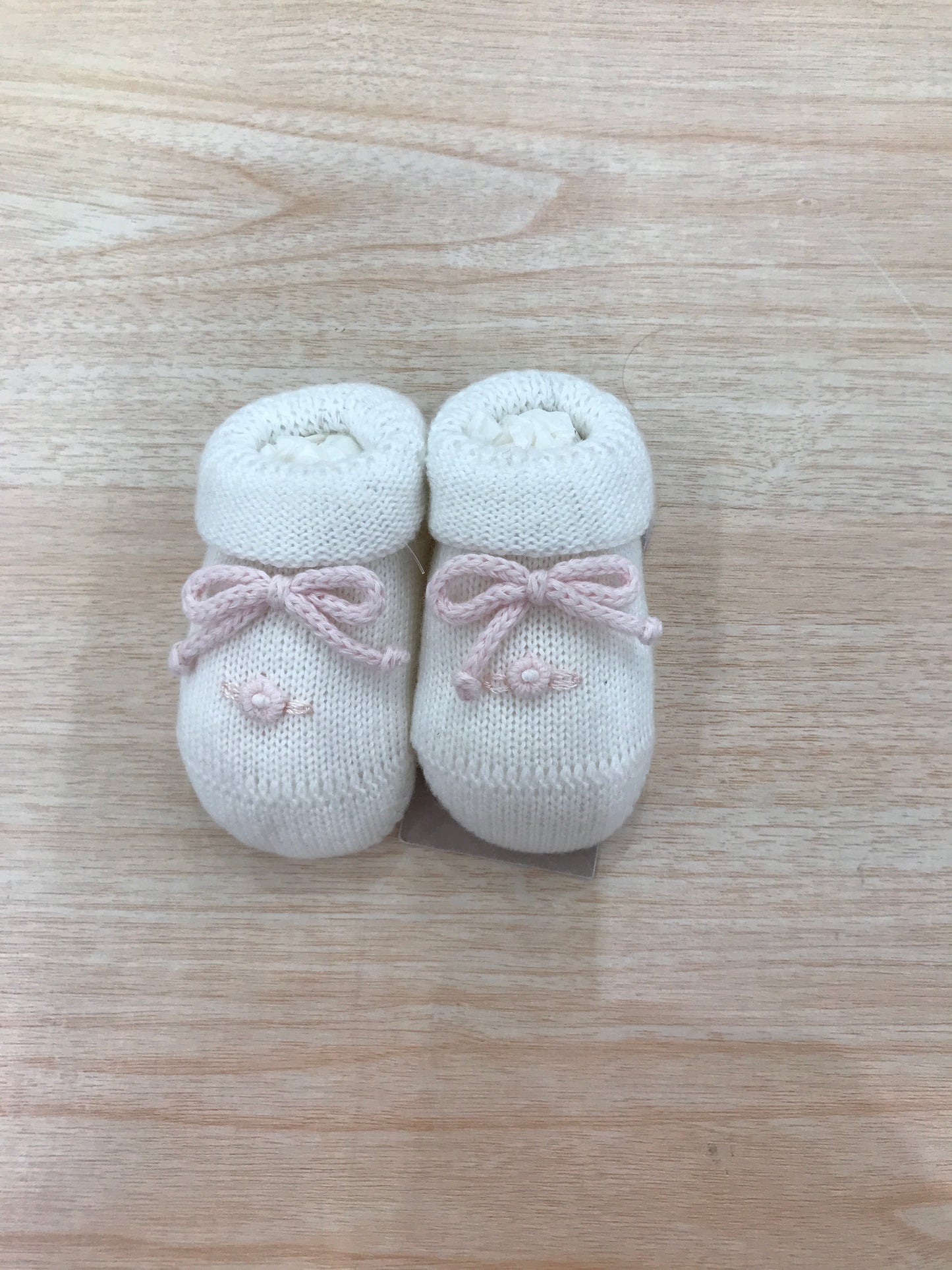 Babbucce Baby Lord in filo bianco con rose rosa e fiocchetto