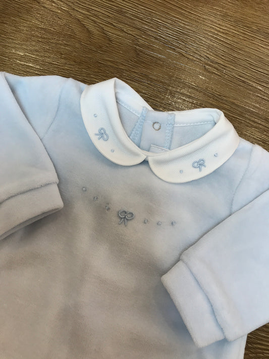 Tutina Pepecè in ciniglia intera con piedini di base celeste con colletto bianco con piccoli fiocchetti ricamati su di esso e sul corpetto