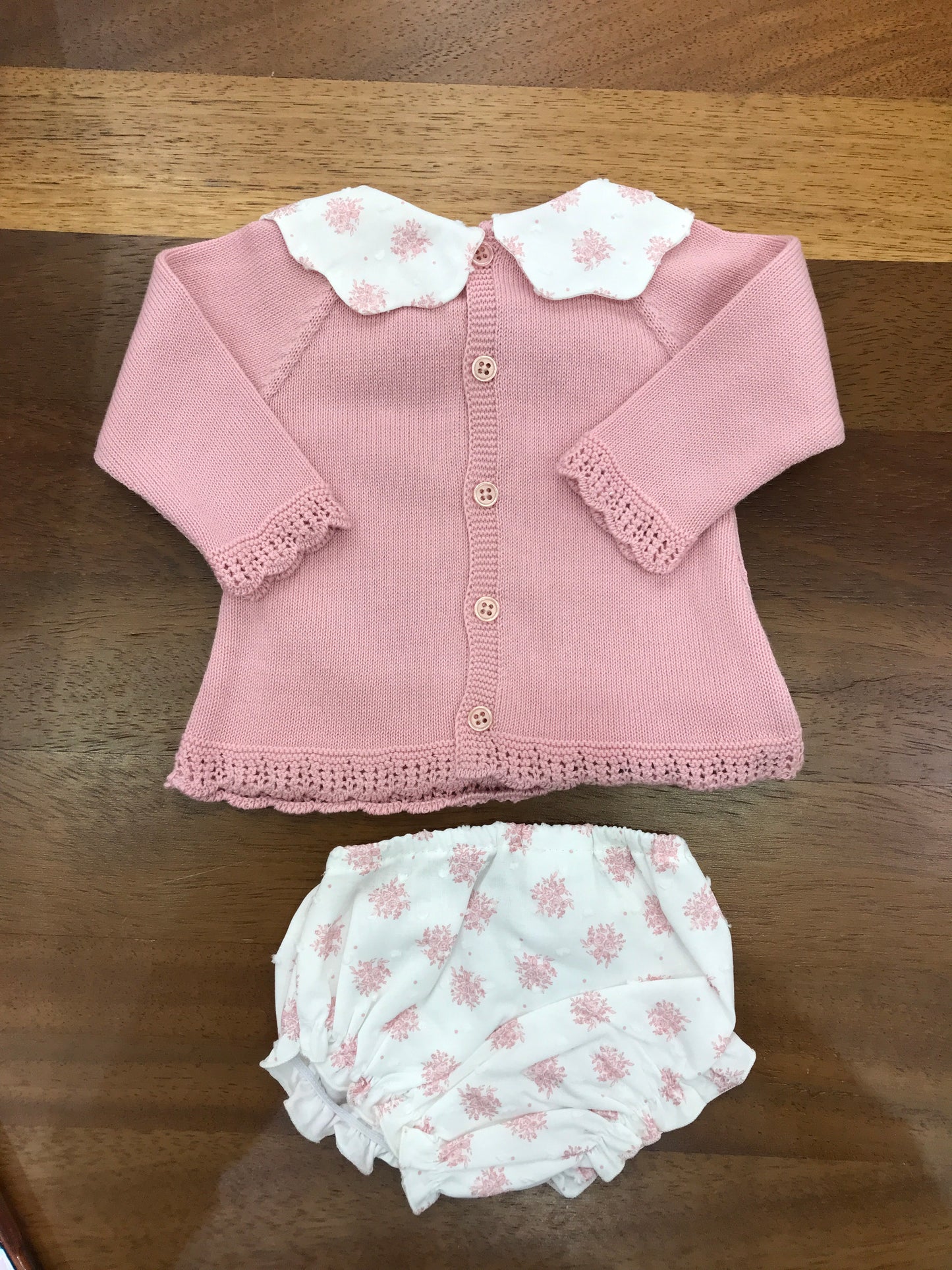 Completo Paz Rodriguez in filo rosa manica lunga collo smerlato bianco con fiori rosa con culotte abbinata bianca di cotone con fiori rosa