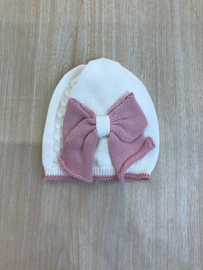 Cappello Bebè di Almy in filo bianco con fiocco applicato sul davanti