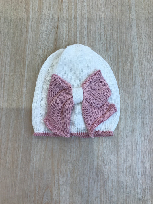 Cappello Bebè di Almy in filo bianco con fiocco applicato sul davanti