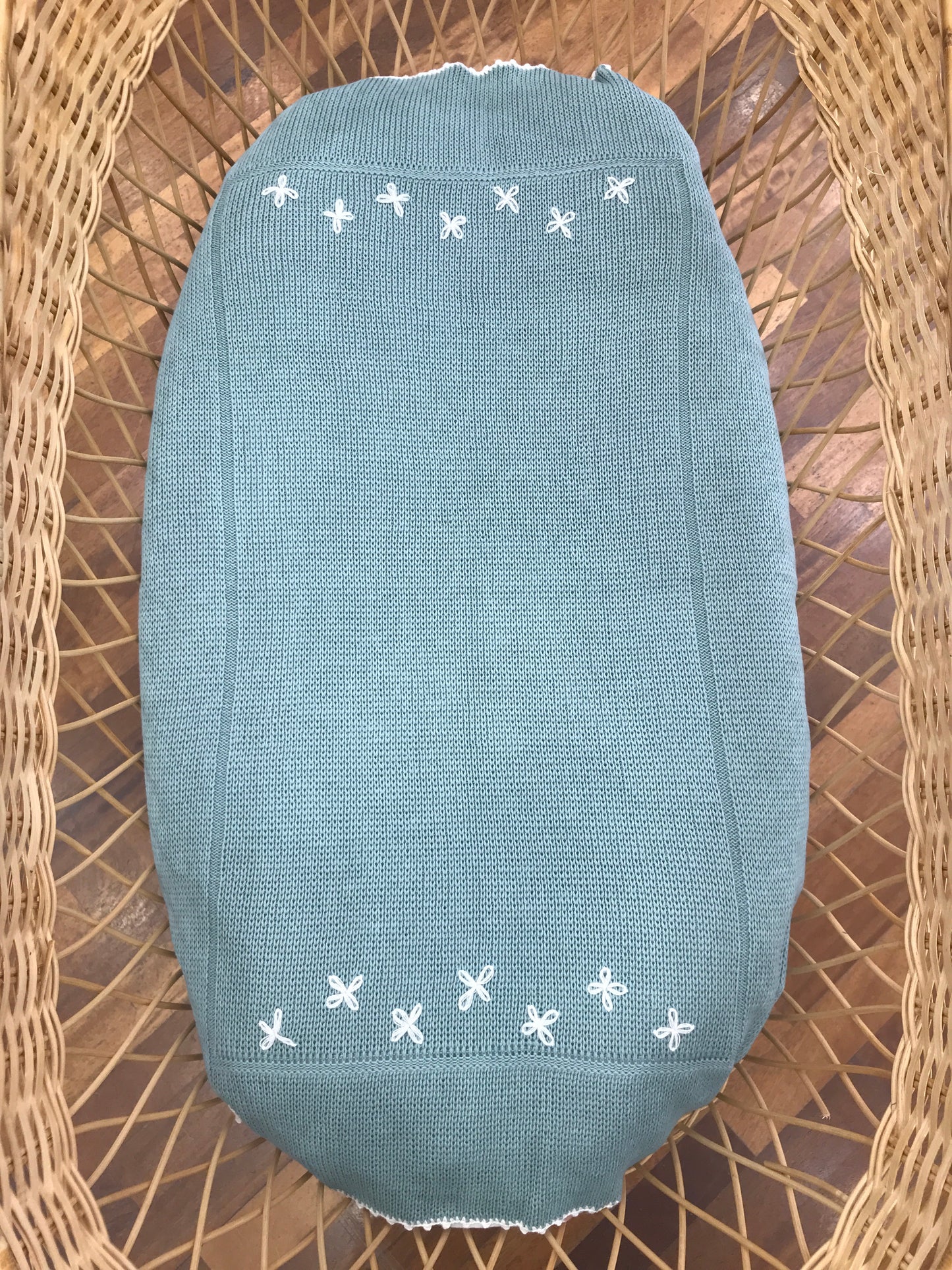 Coperta Fofettes verde menta smerlata panna con fiorellini ricamati sul davanti