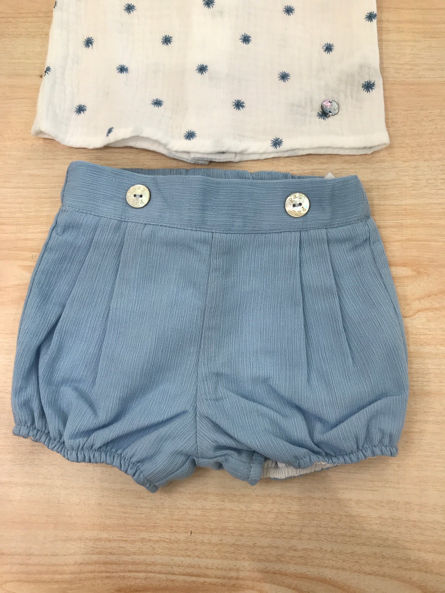 Completo Paz Rodriguez in cotone camicia mezza manica con fiori bianchi con pantalone corto