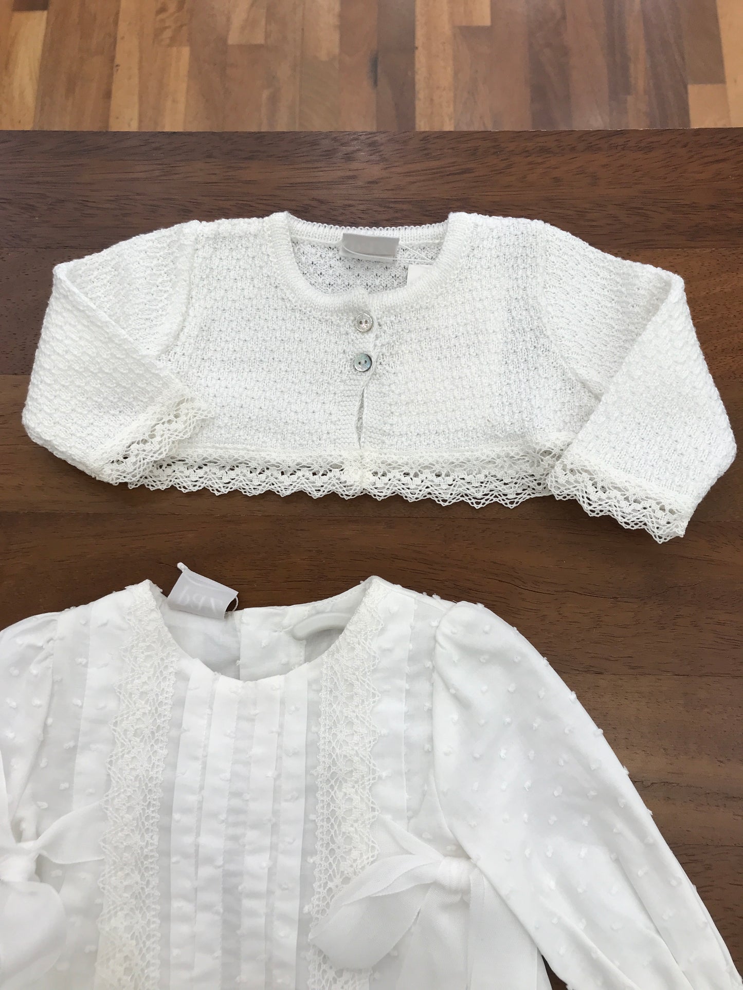 Abitino Paz Rodriguez in caldo cotone bianco manica lunga con fiocchetti laterali con pois bianchi e merletto al bordo e centrale con culotte abbinata