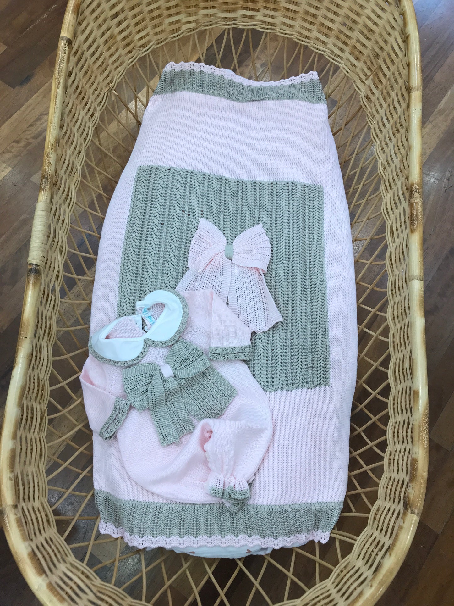 Coordinato nascita Bebè di Almy in filo tortora e rosa con fiocchi alternati su tutina e coperta e coperta traforata