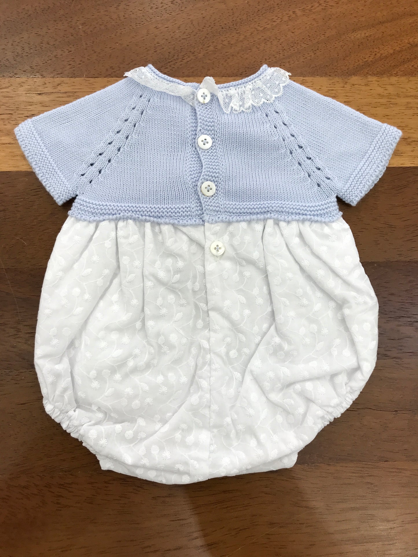 Pagliaccetto PCS in cotone bianco lavorato con corpetto in filo celeste lavorato con collo con valancienne al collo