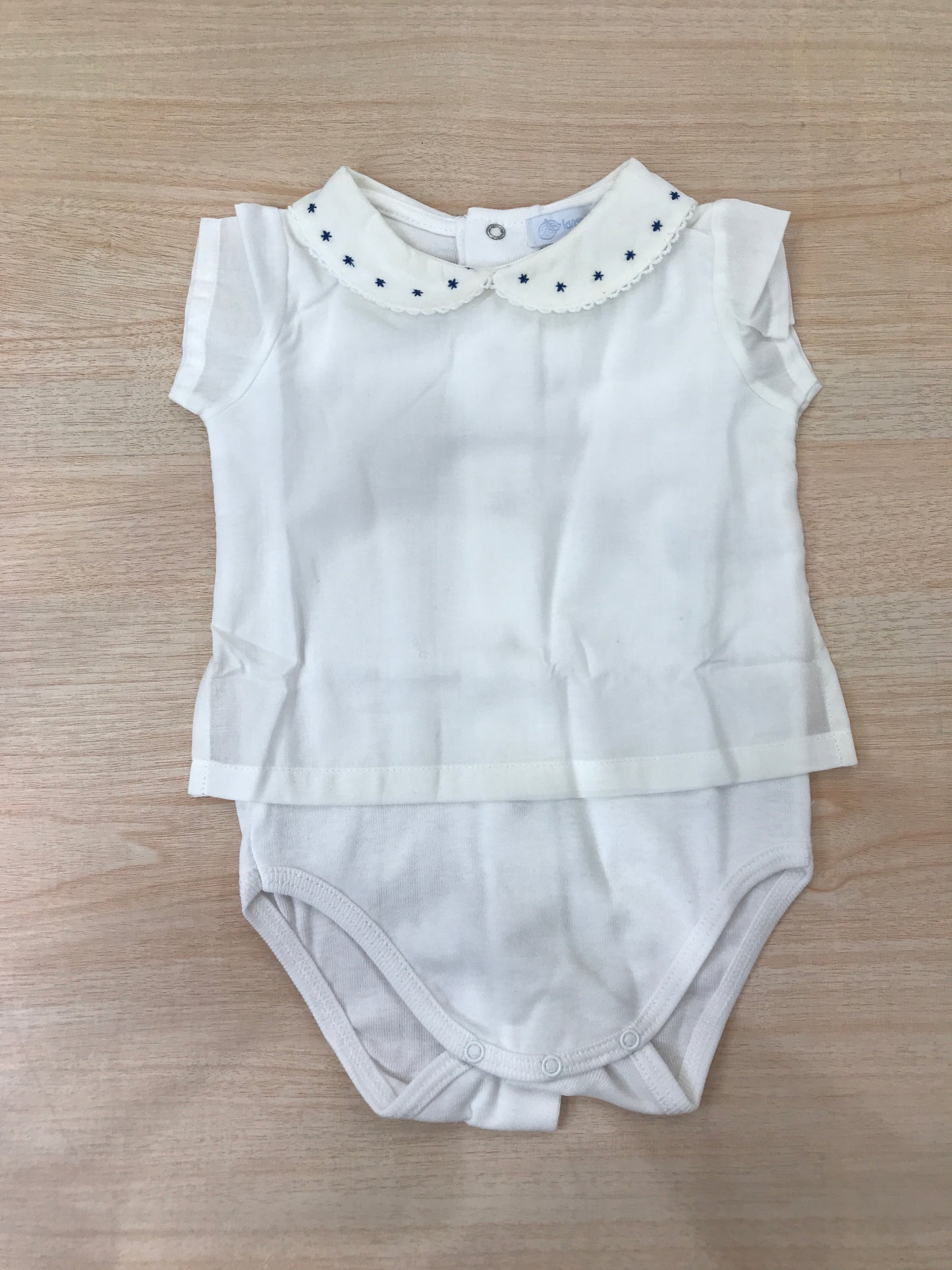 Body Laranjinha in cotone smanicato con effetto camicia con colletto smerlato con stelline blu ricamate