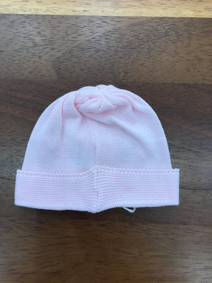 Cappello Baby Lord in filo rosa con risvolto con rose corallo ricamate sul davanti