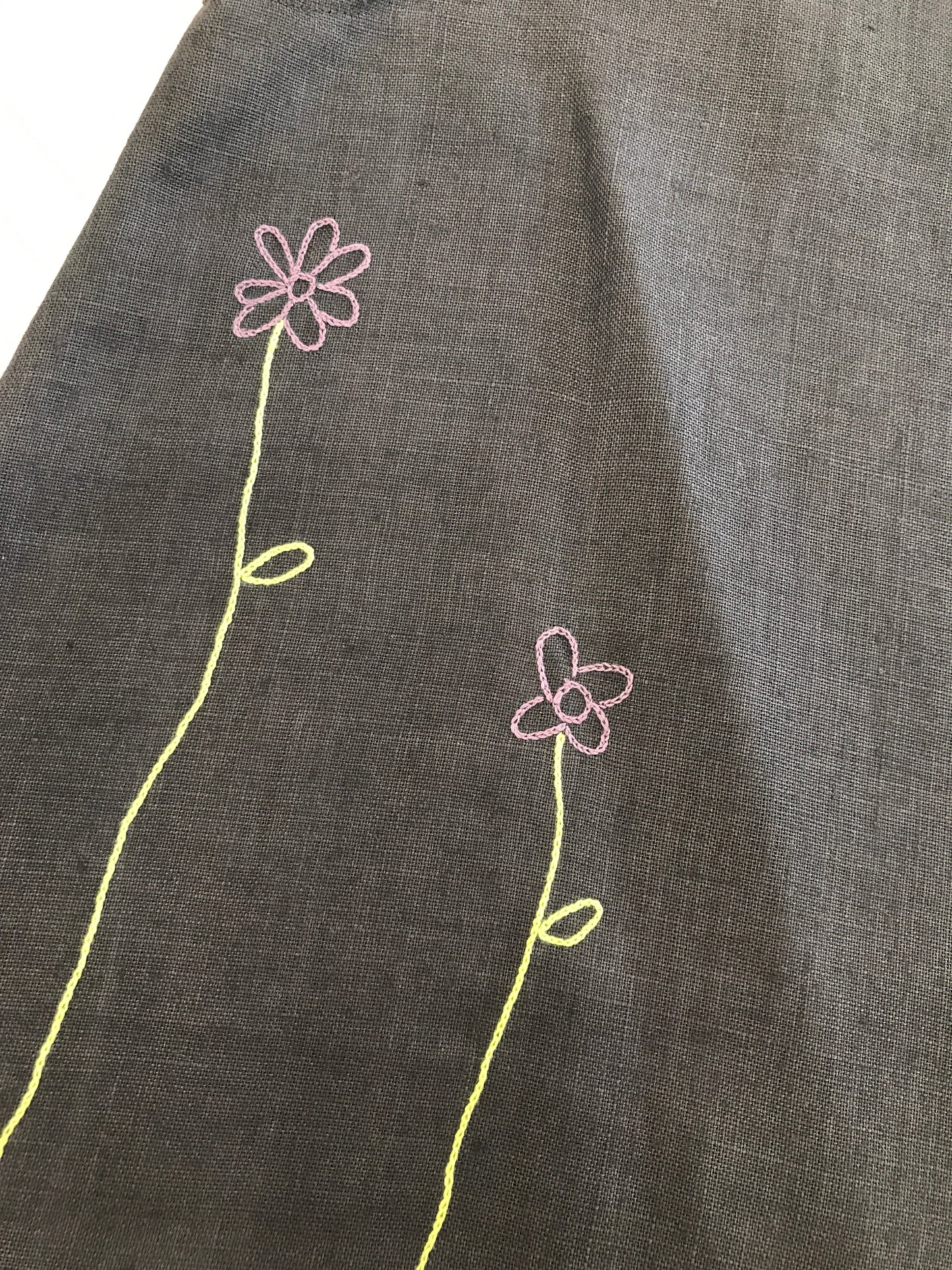 Abito Bonpoint in lino smanicato dal tono marrone scuro con fiori colorati ricamati in basso