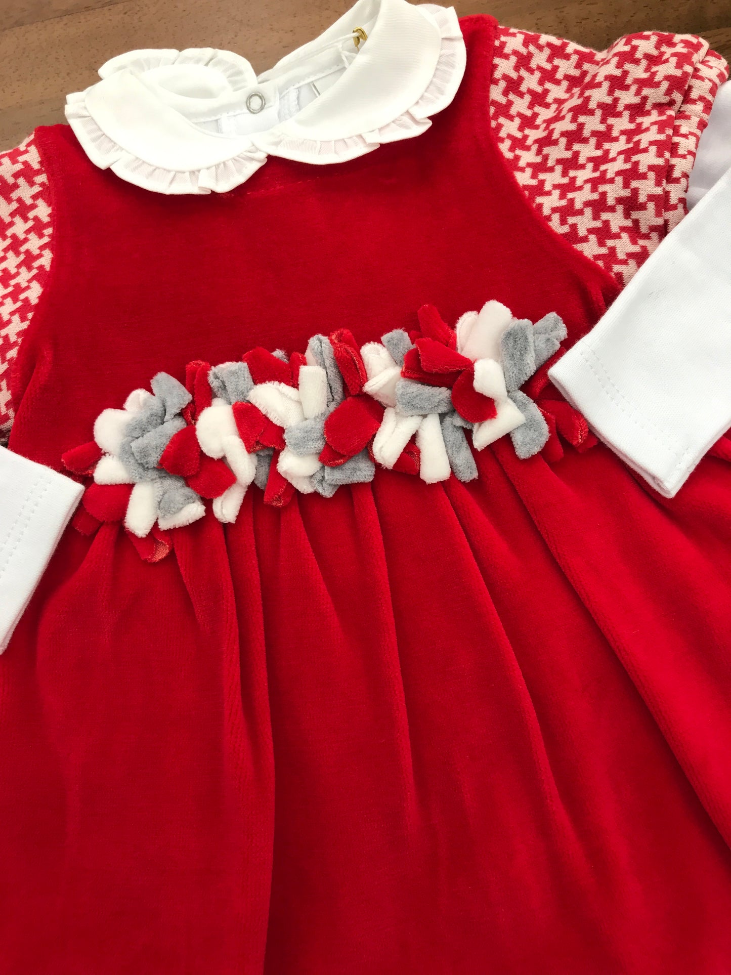 Abito Coccodè in ciniglia rosso mezza manica bianca e rossa t-shirt bianca manica lunga e collo con rusche con fiori in vita