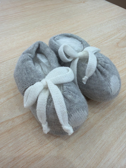 Babbucce Baby Lord in filo grigio con pois bianchi e fiocco sul davanti