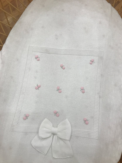 Coperta Baby Lord in filo bianco con rose rosa ricamate a mano con fiocco applicato sul davanti