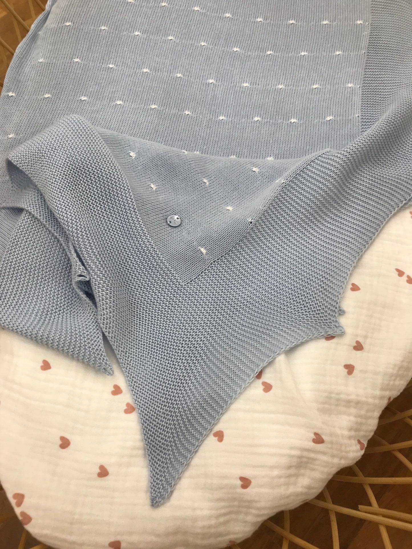 Coperta Paz Rodriguez in filo celeste smerlata con piccoli pois bianchi su tutt'essa