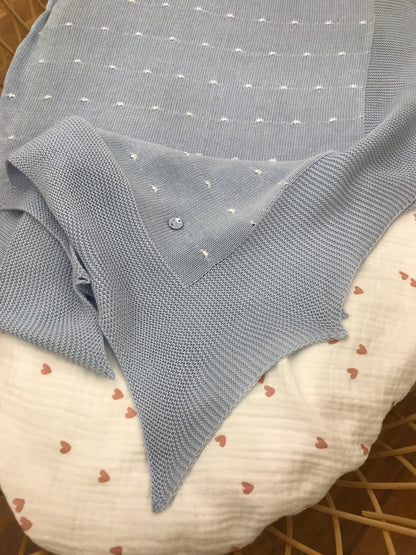 Coperta Paz Rodriguez in filo celeste smerlata con piccoli pois bianchi su tutt'essa