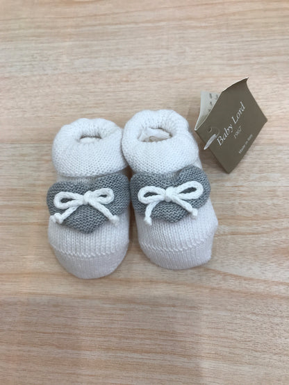 Babbucce Baby Lord in filo bianco con cuore grigio e fiocchetto bianco sul davanti
