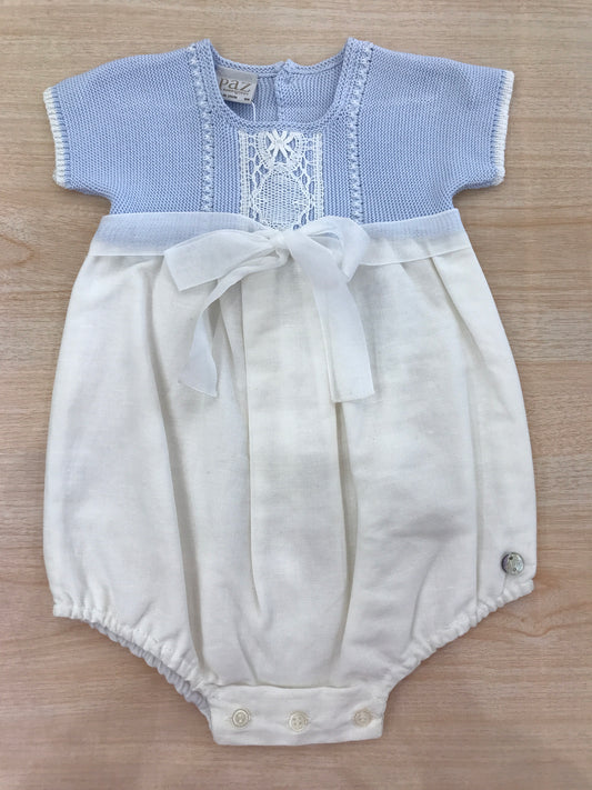 Pagliaccetto Paz Rodriguez in lino bianco con corpetto in filo celeste mezza manica con applicazione in pizzo sul davanti con fiocco in tulle
