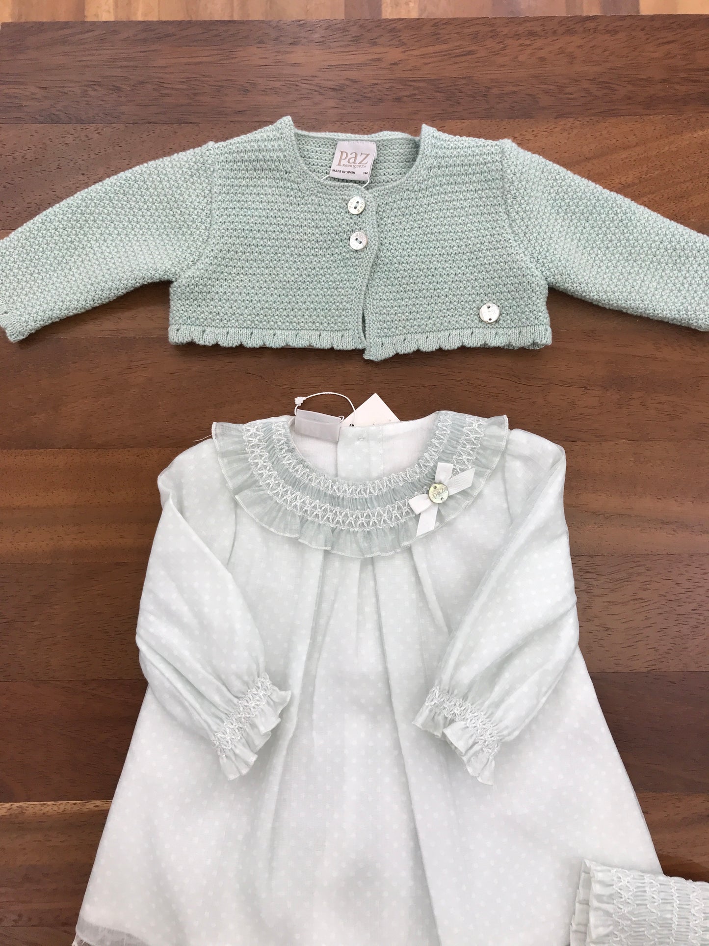 Abitino Paz Rodriguez in caldo cotone verde manica lunga collo con punto smock con culotte abbinata  con cuffia abbinata lavorata da punto smock e cardigan in lana verde