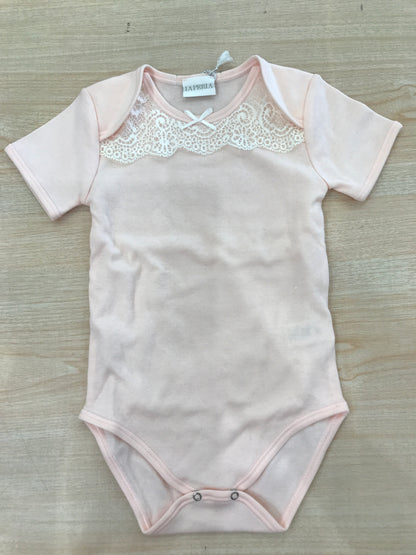 Body La Perla in cotone rosa mezza manica con pizzo panna ricamato sul petto