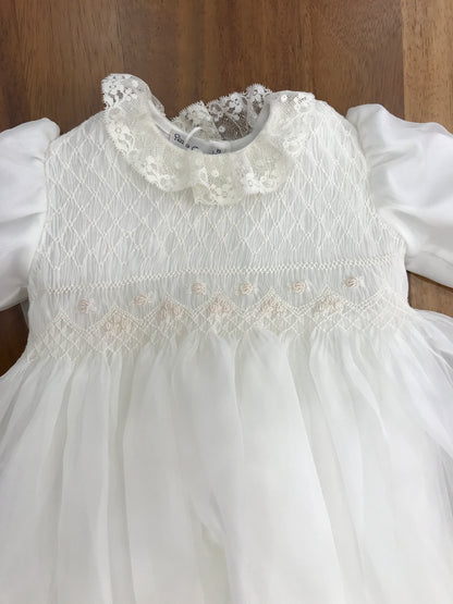 Abito lungo Piccola Giuggiola in organza in seta con gonna lavorata da pizzo corpetto manica lunga con lavorazione di punto smock e roselline ricamate a mano con cuffia coordinata e con punto smock