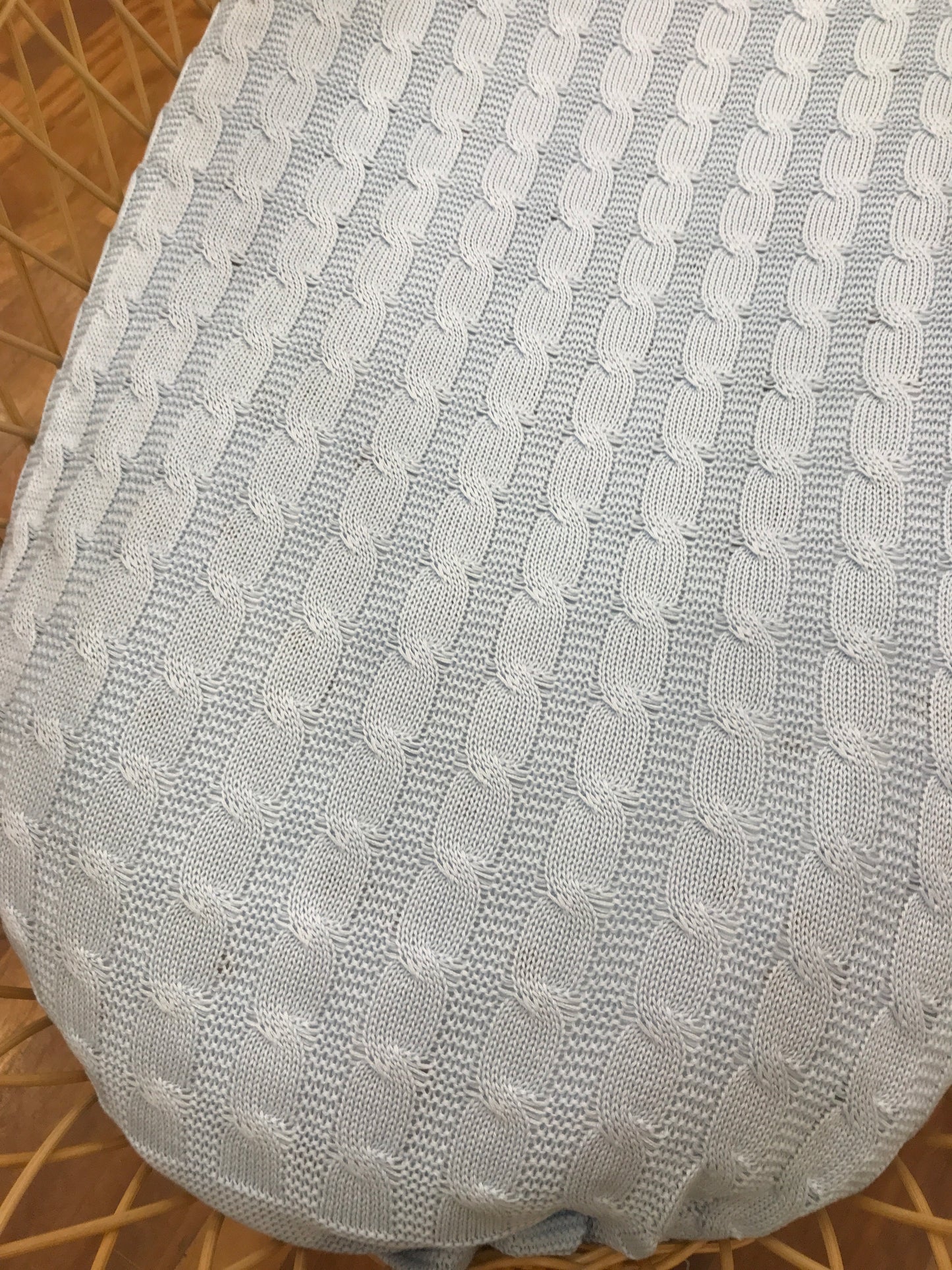 Coperta Baby Lord in filo celeste con lavorazione di trecce