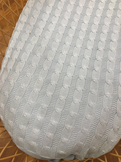 Coperta Baby Lord in filo celeste con lavorazione di trecce