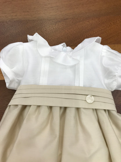 Abito Le Bebè in saten con corpetto bianco spallina a sbuffo e collo con rusche e gonna in beige con fascia con fiocco sul retro